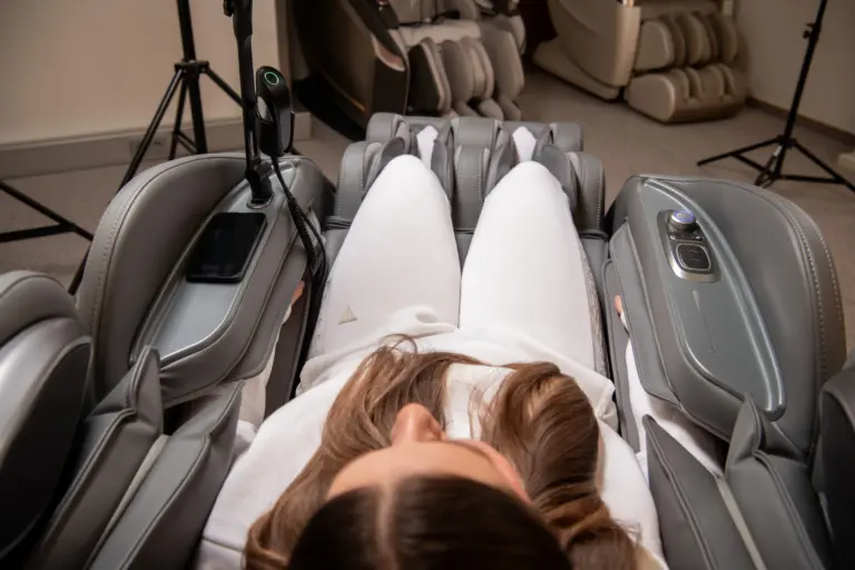 Entspannte Position Massagesessel Alpha Techno AT-6602 KI