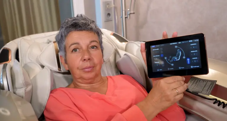 Elisabeth Lang-Kouba erklärt die Unterschiede von Massagesesseln